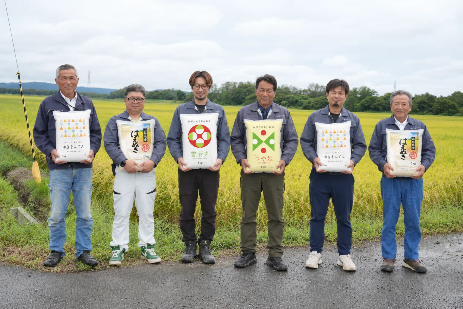 株式会社ファームおそのづか スタッフ集合写真（田んぼを背景に）